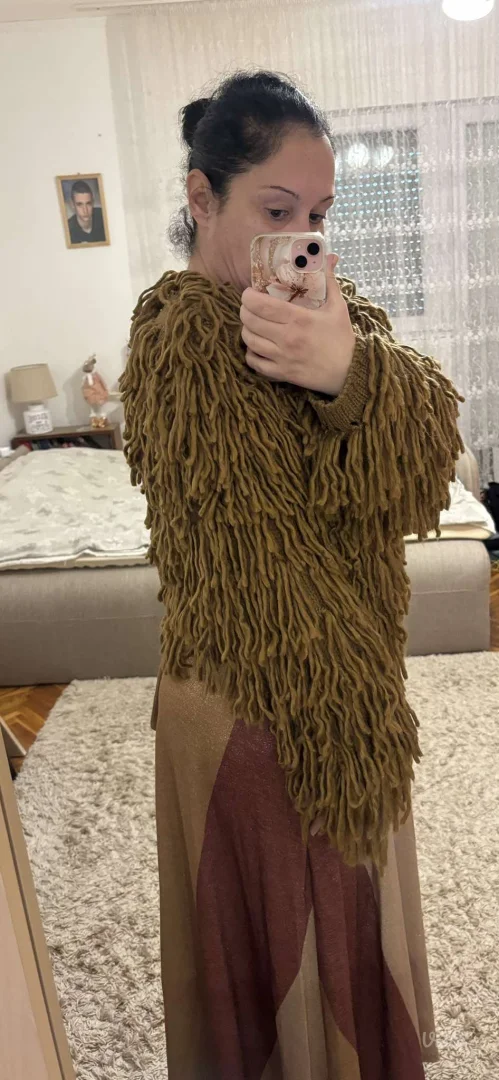 Potpuno ocuvan dzemper - jakna