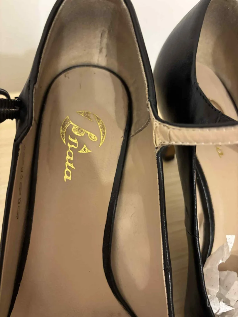 Potpuno ocuvane kozne Bata Sandale br. 36