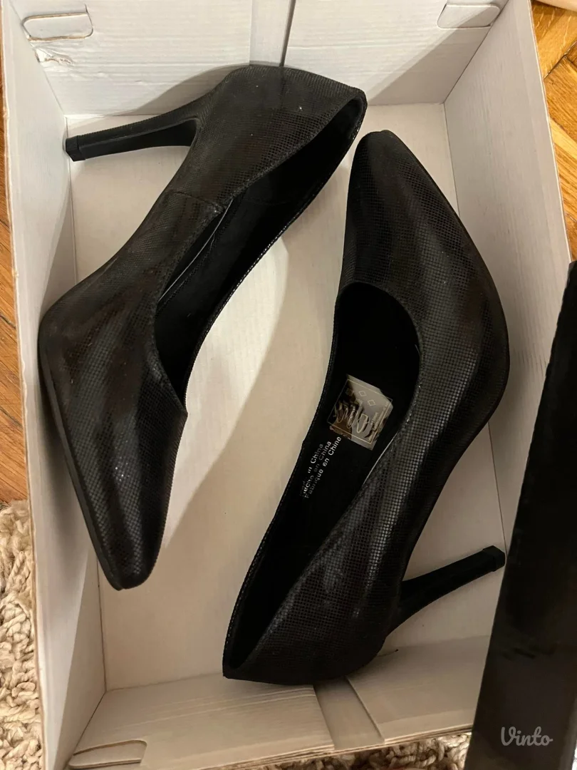 Potpuno nove crne cipele, broj 38