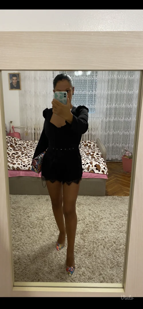 Potpuno nov crni kraci kombinezon