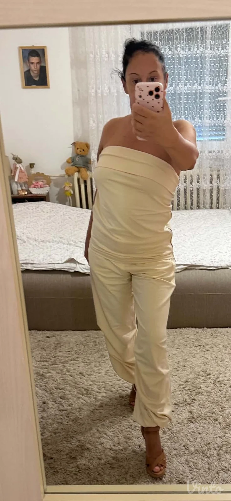 Potpuno ocuvan komplet pantalone i top majica