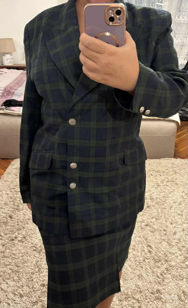 Dobro ocuvan komplet suknja i sako