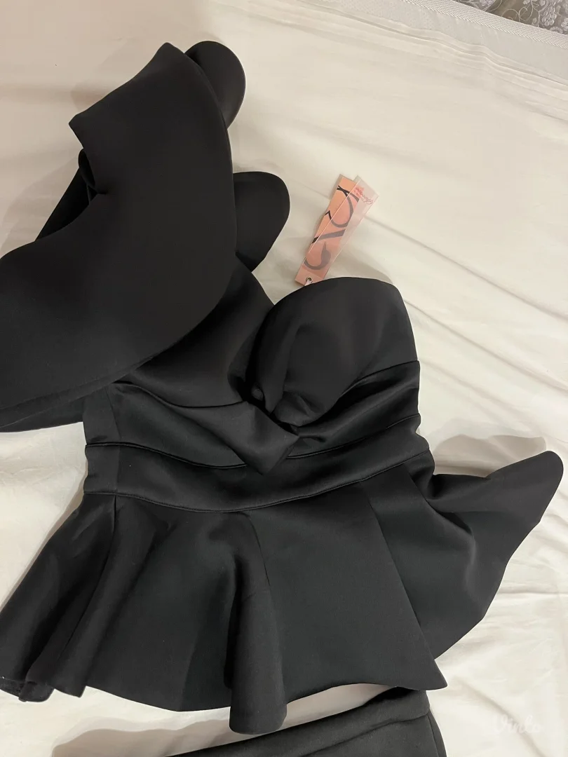 Potpuno nov komplet sa etiketom suknja i bluza