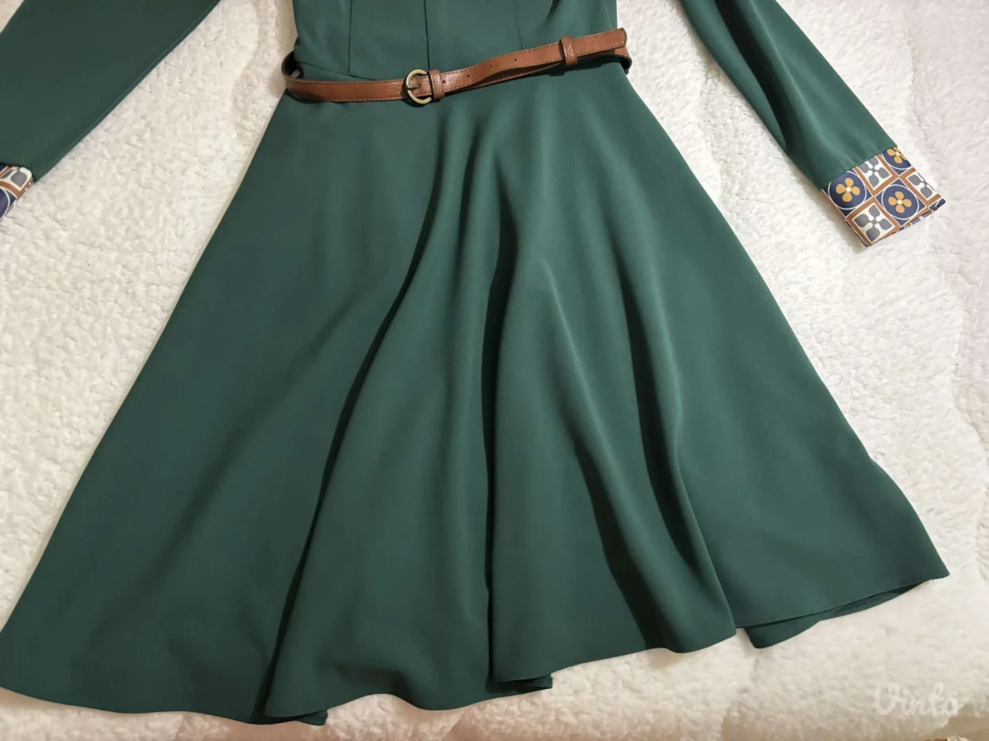 Potpuno nova haljina, skinuta etiketa i samo stoji