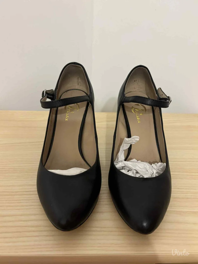 Potpuno ocuvane kozne Bata Sandale br. 36