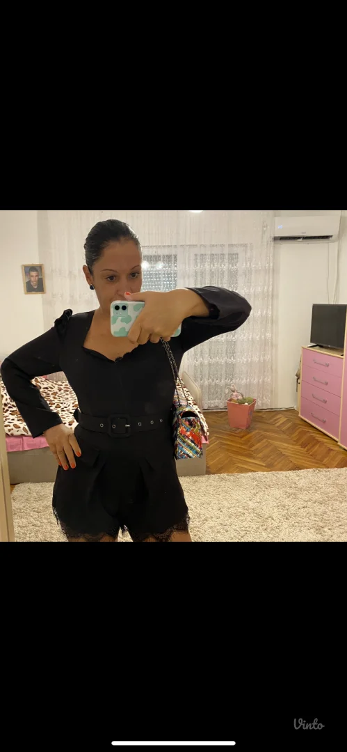 Potpuno nov crni kraci kombinezon