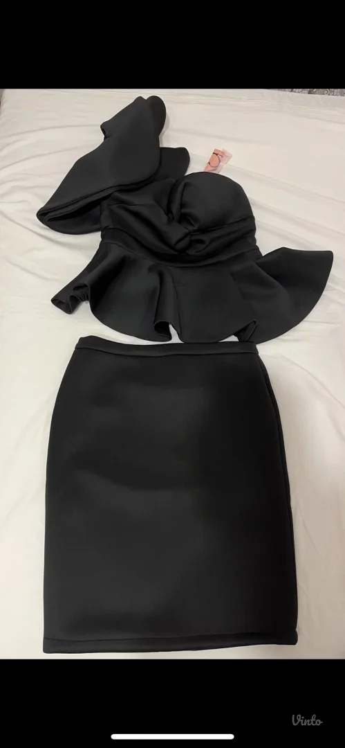 Potpuno nov komplet sa etiketom suknja i bluza