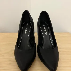 Potpuno nove crne cipele, broj 38