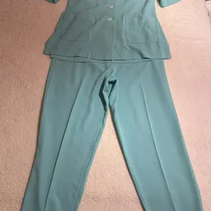 Potpuno ocuvan komplet pantalone i kosulja