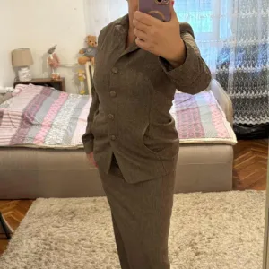 Potpuno ocuvan Mona komplet suknja i sako