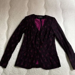 Divan potpuno ocuvan Mona sako - blejzer