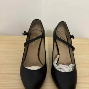 Potpuno ocuvane kozne Bata Sandale br. 36