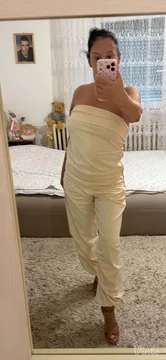 Potpuno ocuvan komplet pantalone i top majica