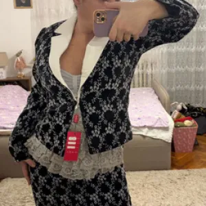 Nov komplet suknja i sako sa etiketom