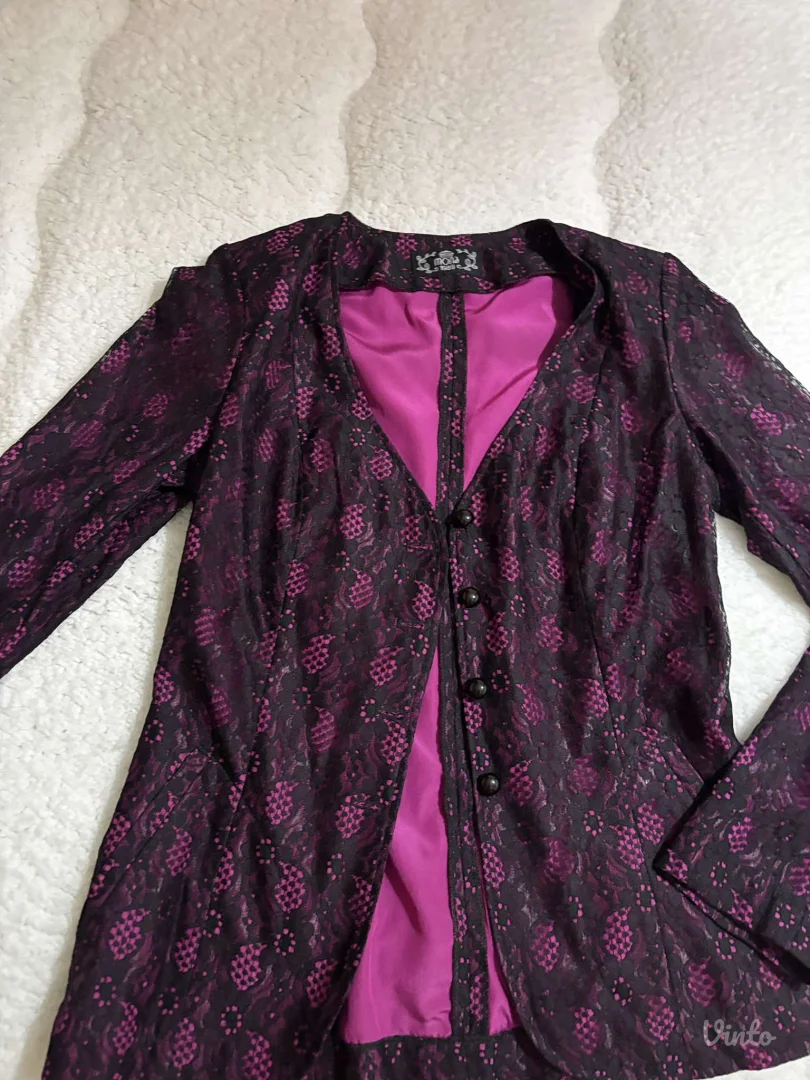 Divan potpuno ocuvan Mona sako - blejzer