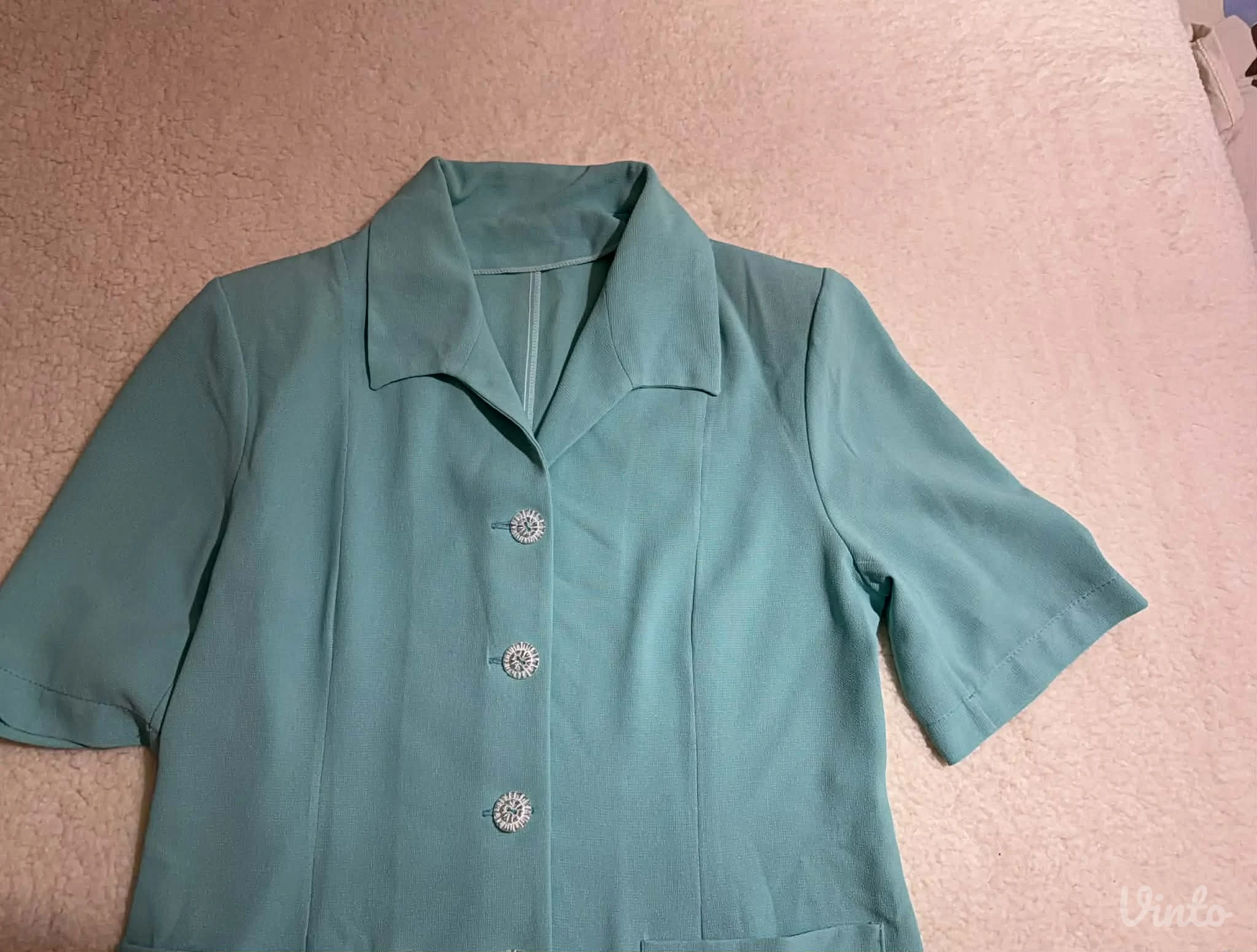 Potpuno ocuvan komplet pantalone i kosulja