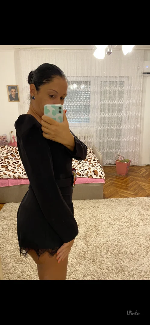 Potpuno nov crni kraci kombinezon