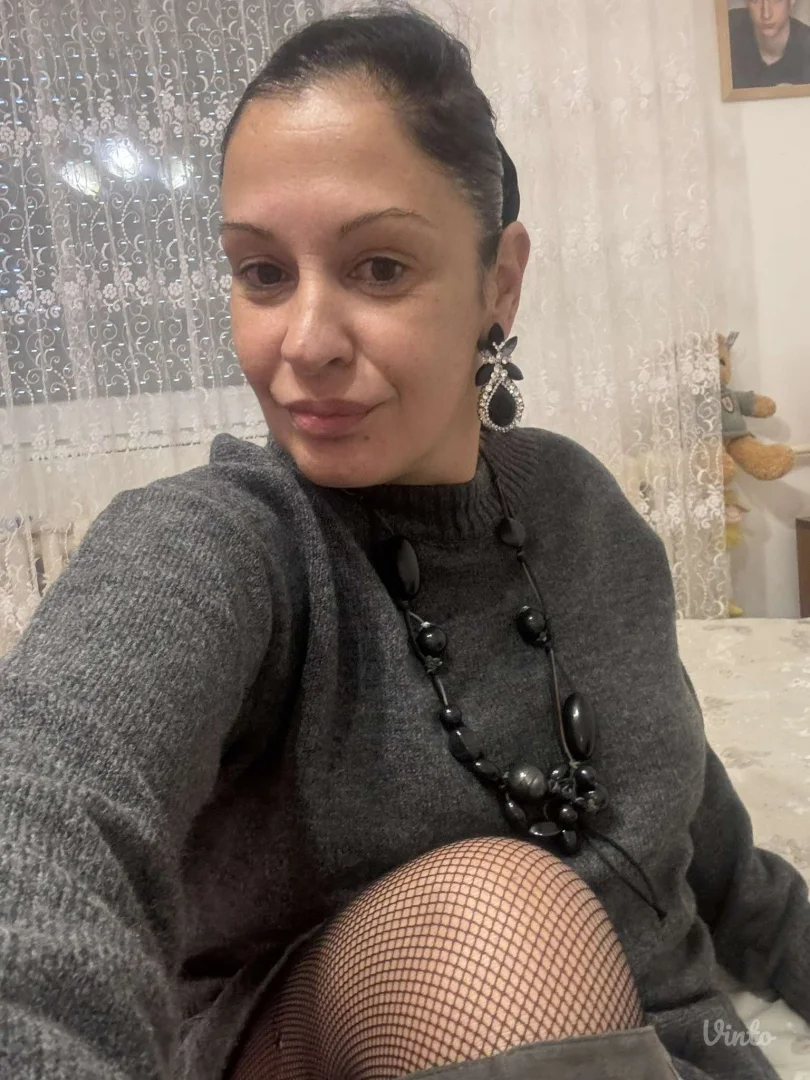 Nov komplet suknja i dzemper UNI velicina