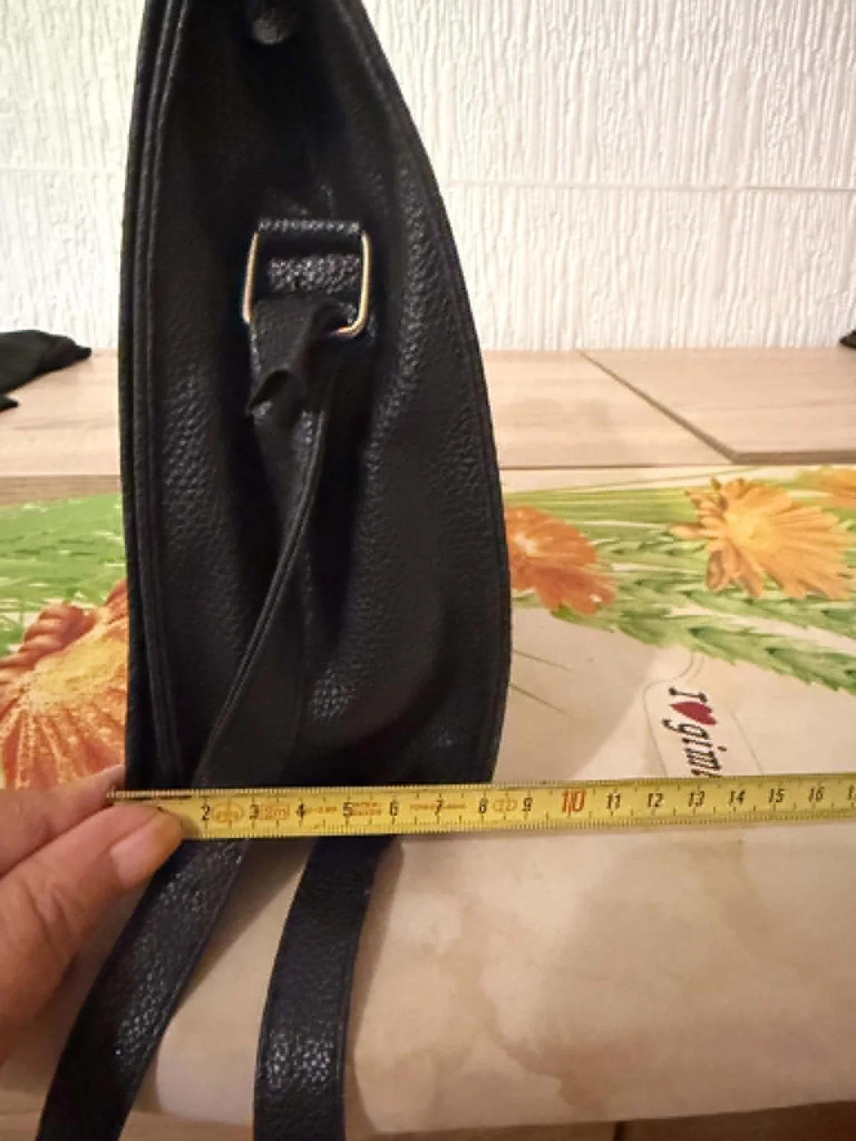 Potpuno ocuvana manja crna torba