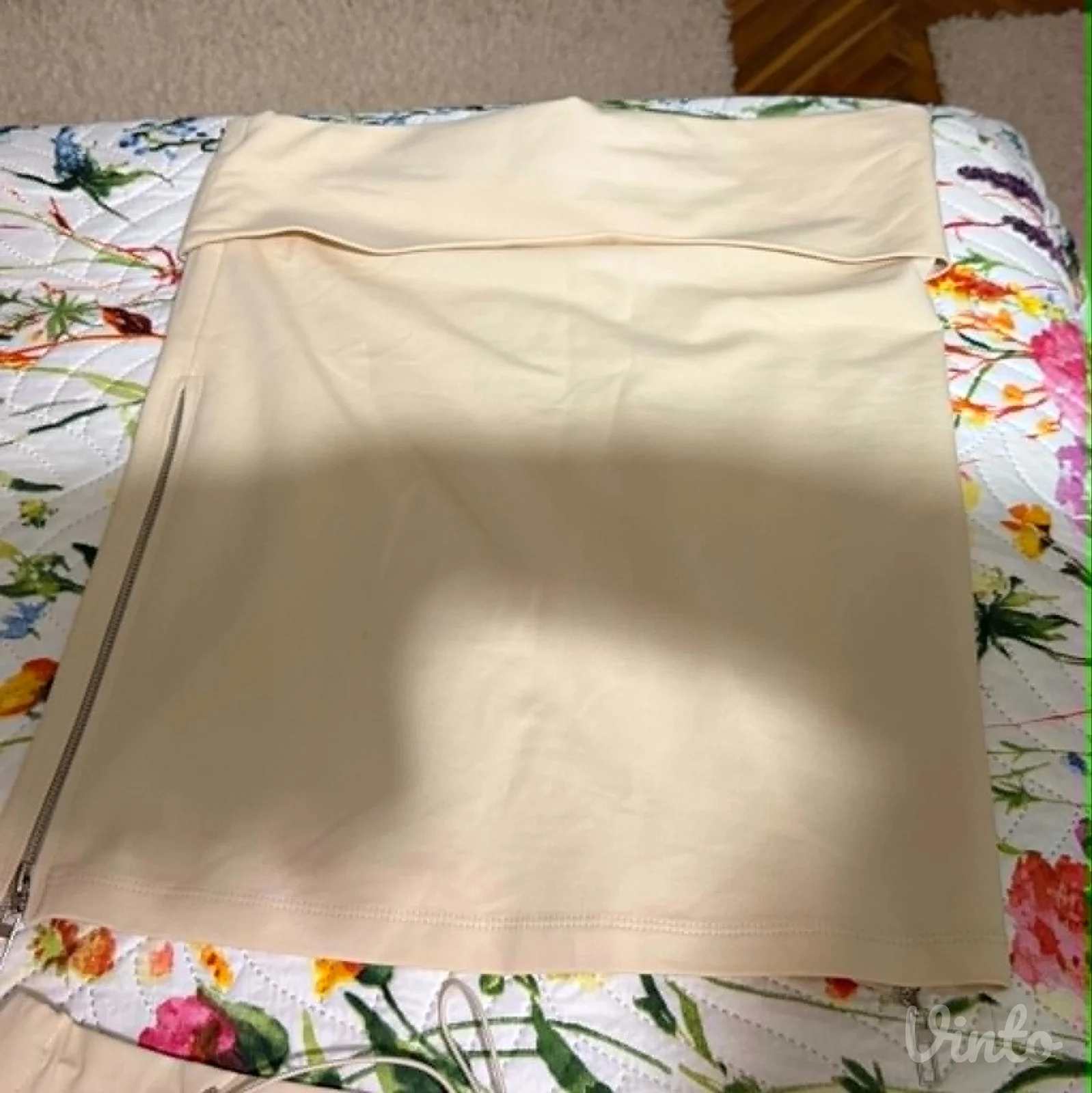 Potpuno ocuvan komplet pantalone i top majica