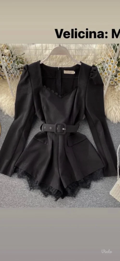 Potpuno nov crni kraci kombinezon