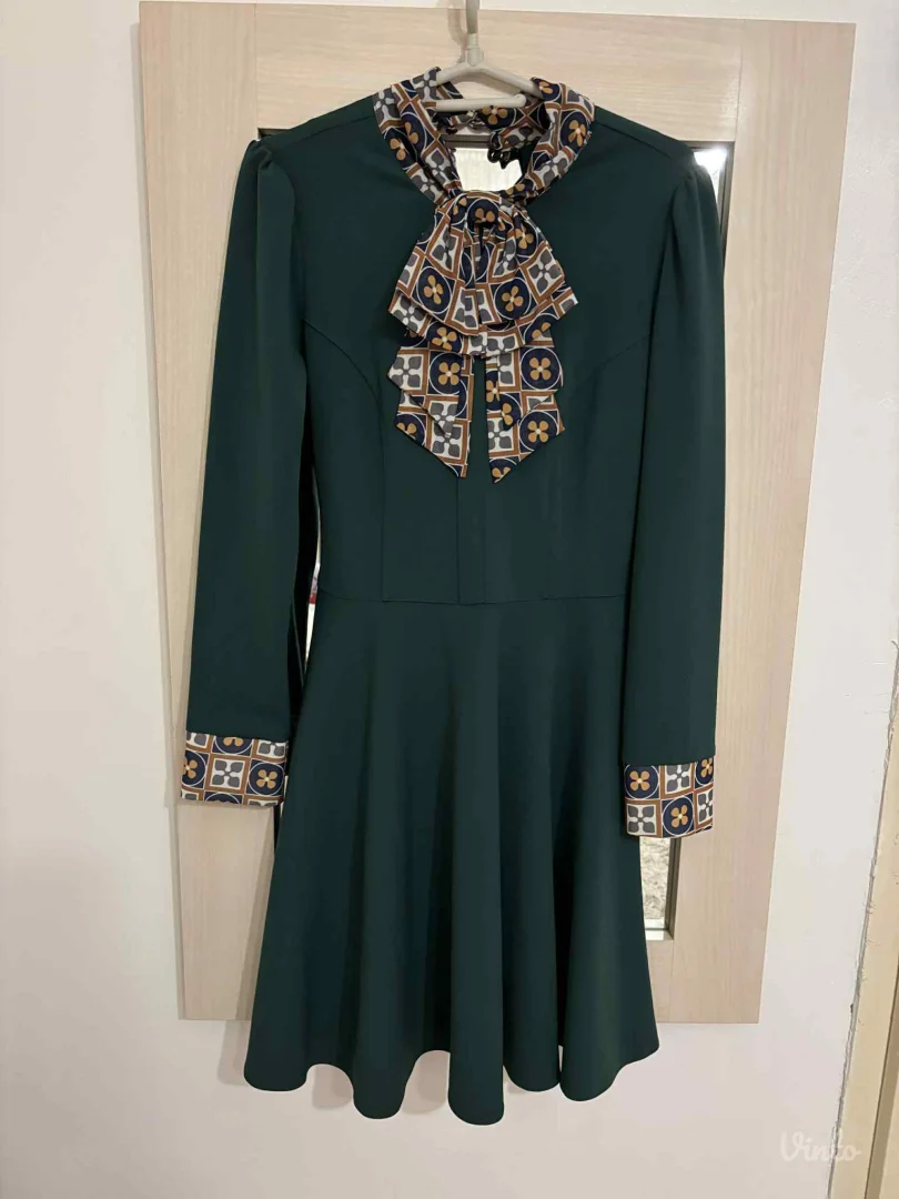 Potpuno nova haljina, skinuta etiketa i samo stoji