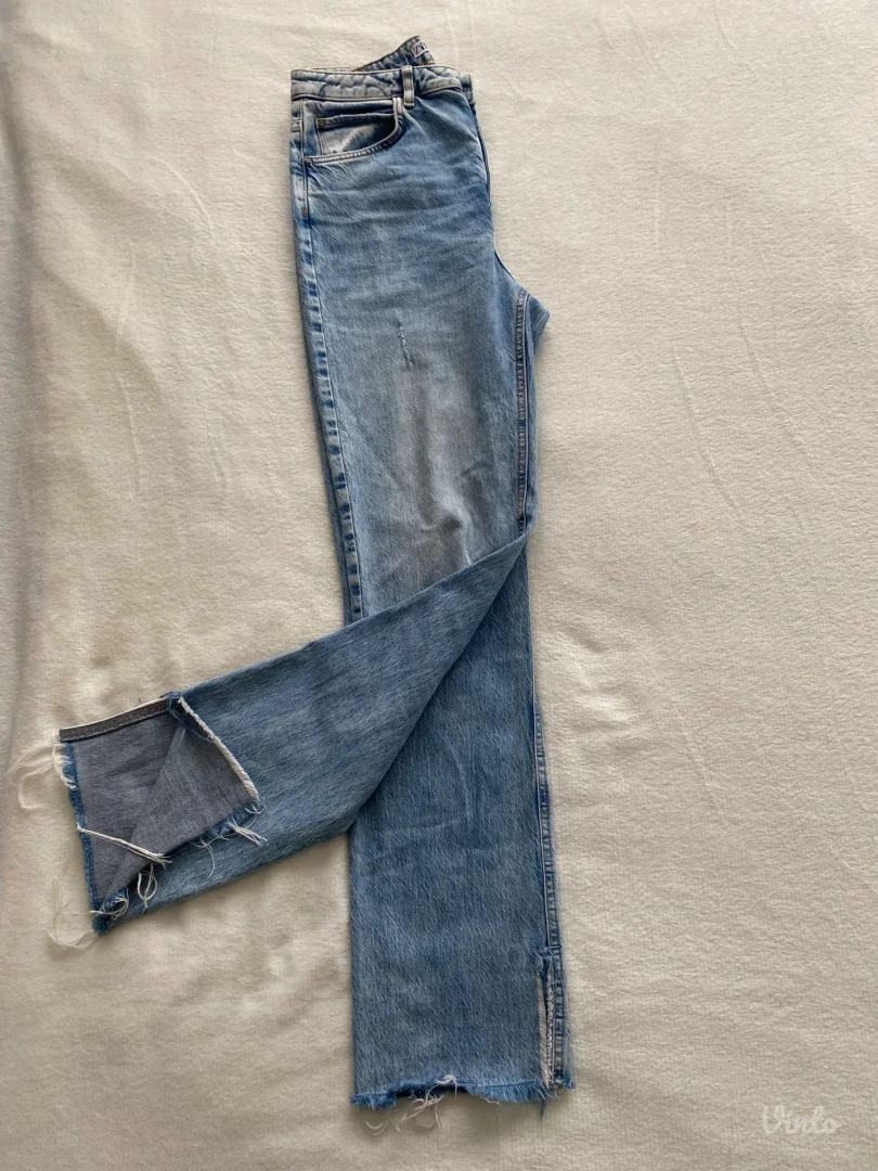 Zara svetlo plave farmerke sa dugom nogavicom