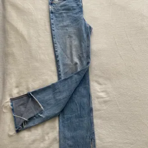 Zara svetlo plave farmerke sa dugom nogavicom