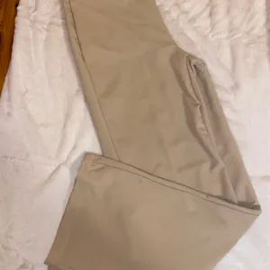 Pantalone u bež boji