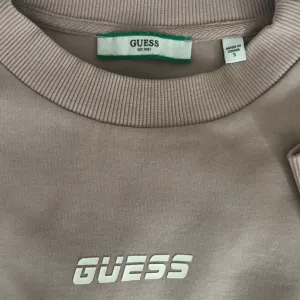 Guess krop top duks S veličine
