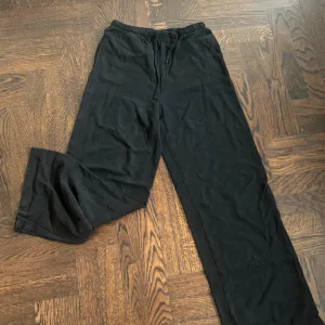 Crna pantalotrenerka