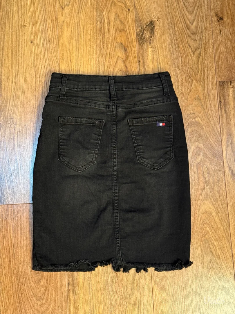 Crna uska teksas suknja