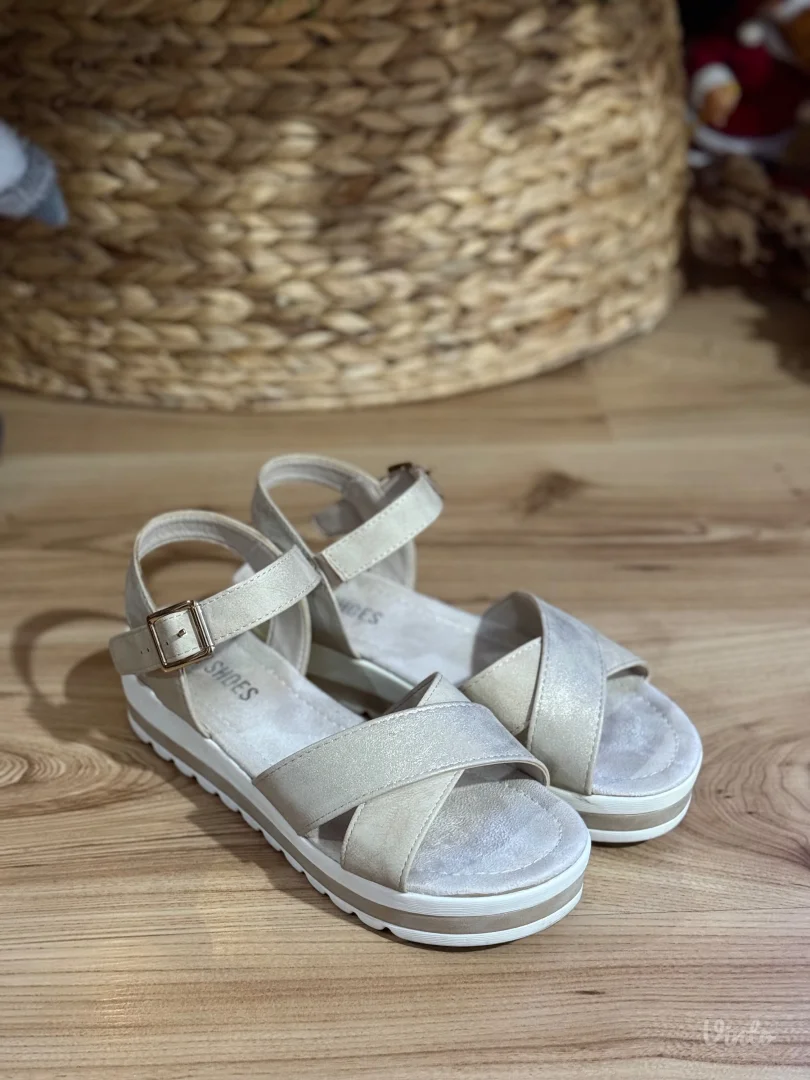 Bež sandale za leto