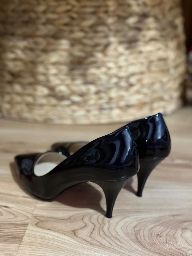 Lakovane crne štikle