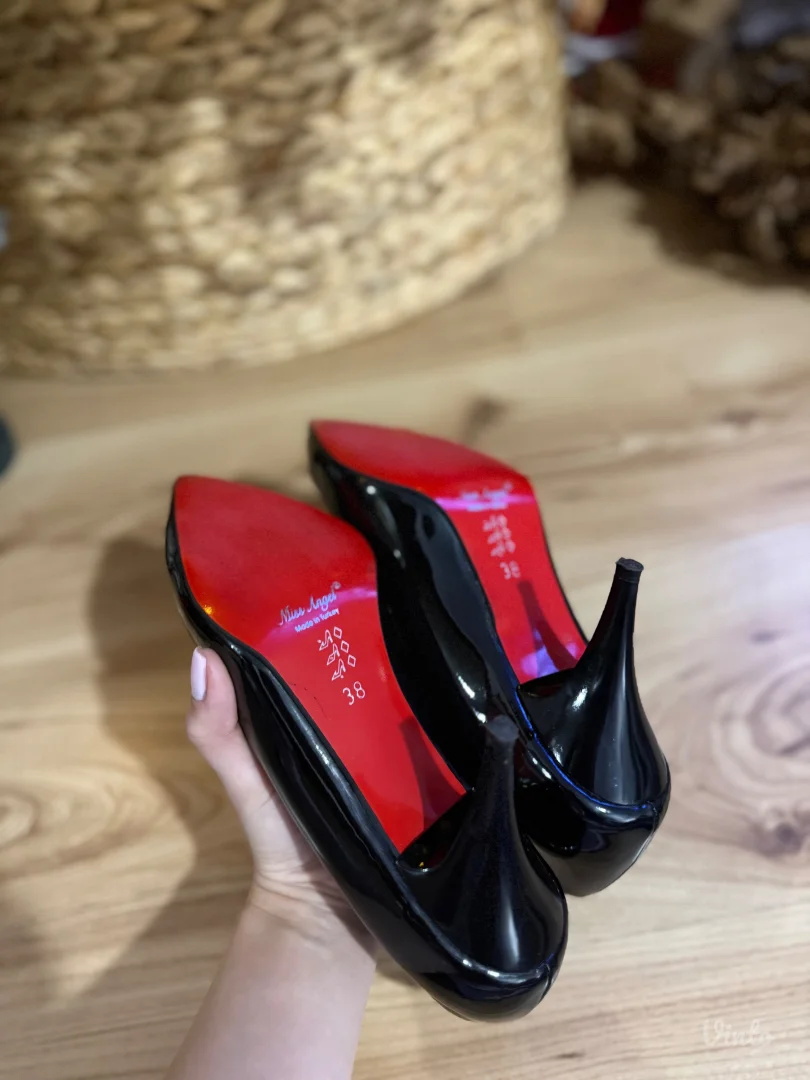 Lakovane crne štikle