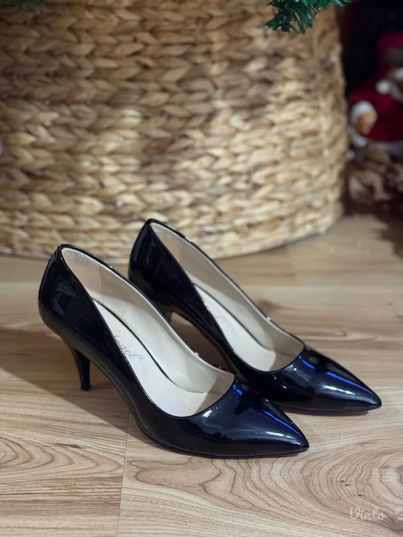 Lakovane crne štikle