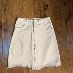 Bela suknja sa rajfešlusom XS/S