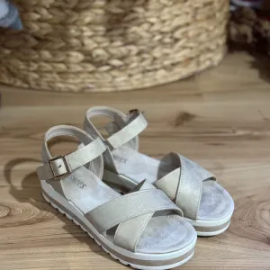 Bež sandale za leto