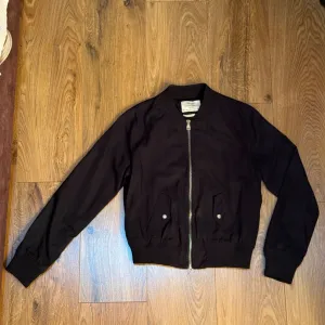 Bershka bomber jakna