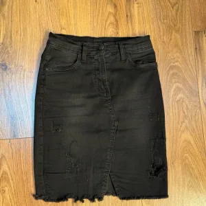 Crna uska teksas suknja