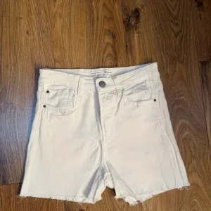 Stradivarius beli šorts
