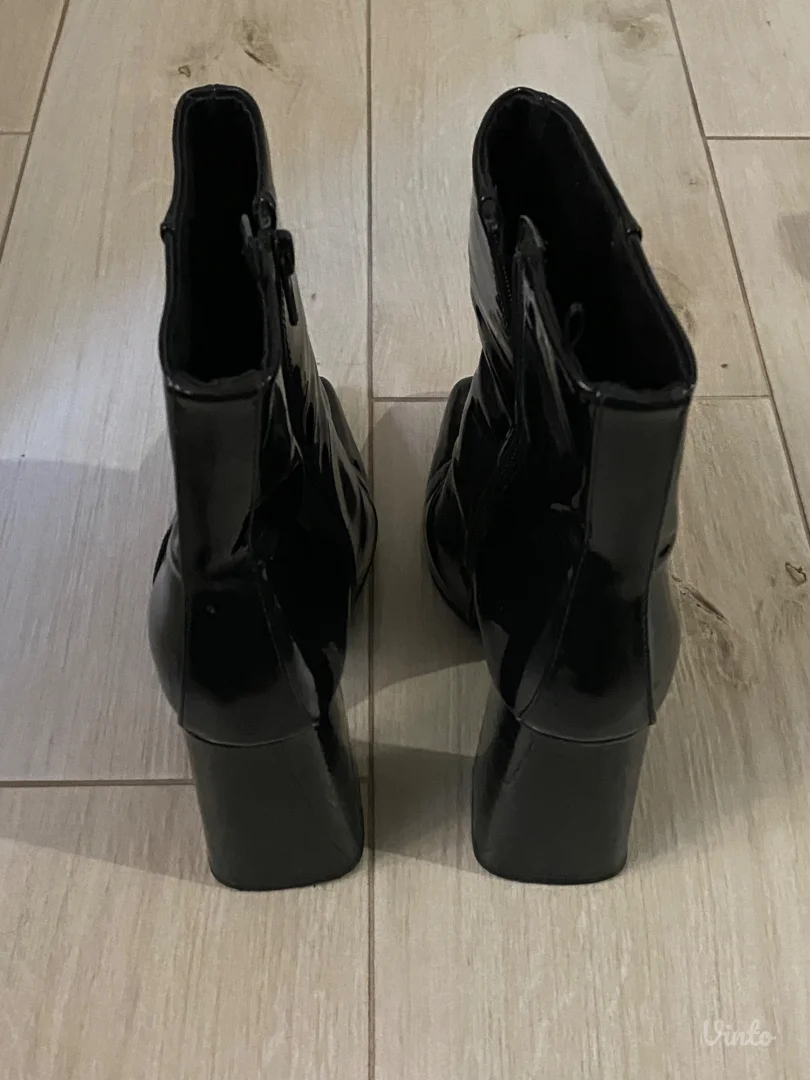 H&M lakovane čizme