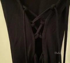 Crna mini haljine koja se pertla na ledjima