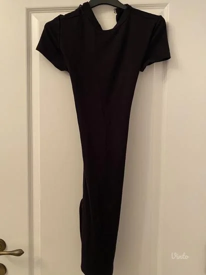 Crna mini haljine koja se pertla na ledjima