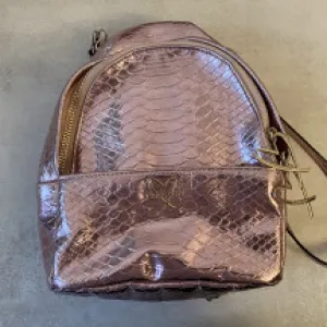 Victotia’s Secret metalik prljavo roze ranac