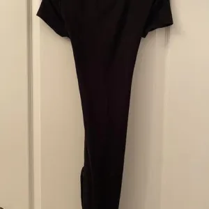 Crna mini haljine koja se pertla na ledjima