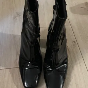 H&M lakovane čizme