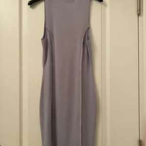 Uska haljina boje lavande