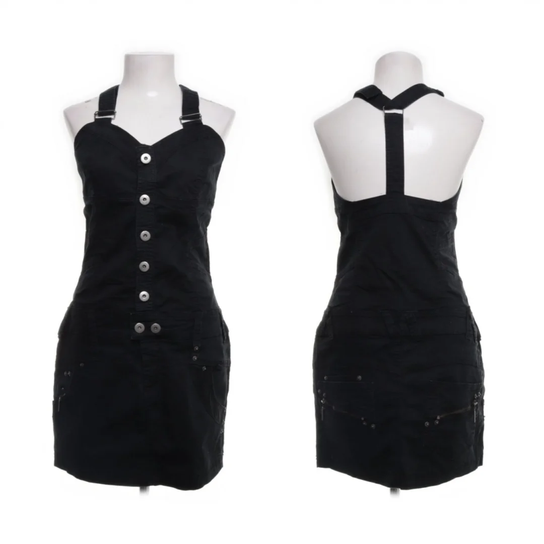 Nova crna haljina na tregere