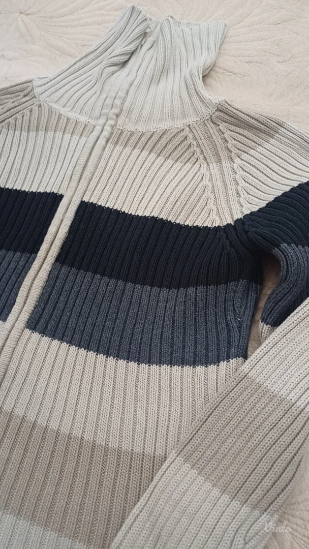 Rebrasta dzemper-jaknica sa rajsferšlusom